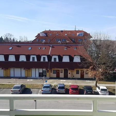 Lilla Wellnessapartman شقة